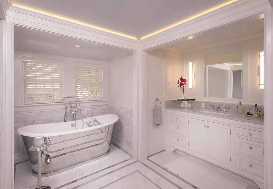 A bathroom with two sinks and a tub.